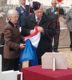 Dévoilement de la plaque par Renée BENTAMI et le Général du PEYRAT