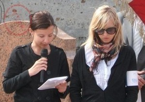 Alice et Rébecca, Sentinelles de la Mémoire, pendant l'évocation