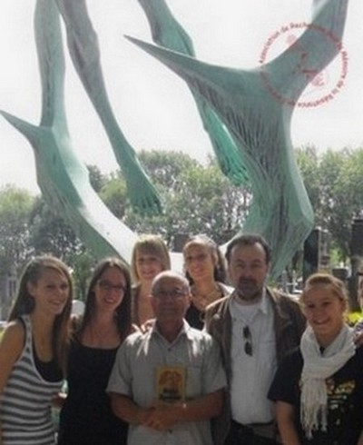 Paris - Philippe ARTH au milieu d’une des équipes de Traces de Mémoire devant le Mémorial de Sachsenhausen